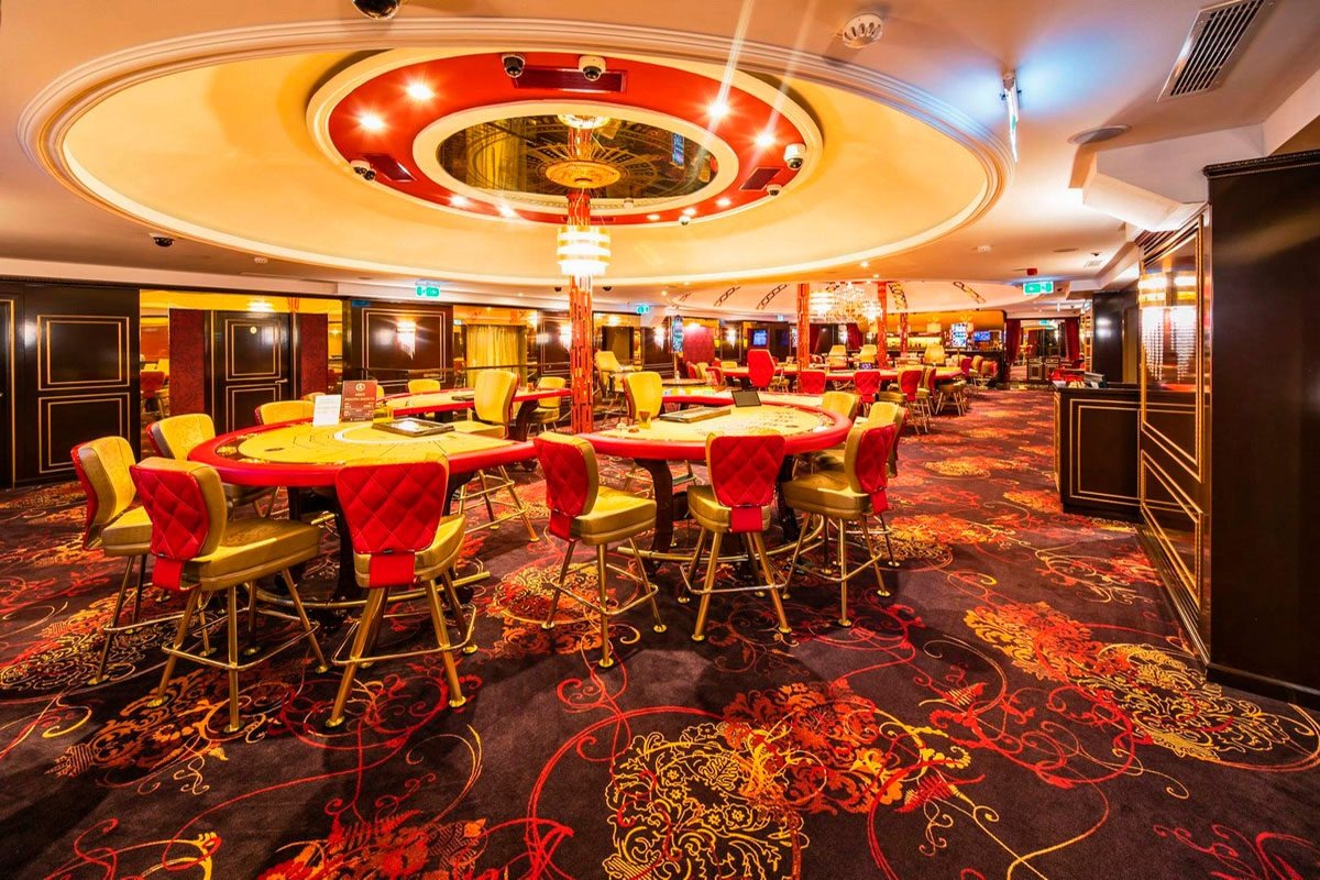 Een stijlvol restaurant met casinosfeer in het centrum van Helsinki